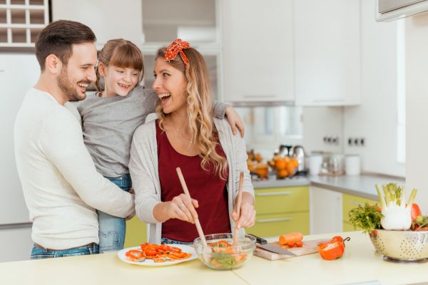 Πώς θα έχετε μια υγιεινή διατροφή ως οικογένεια όσο μένετε σπίτι | imommy.gr