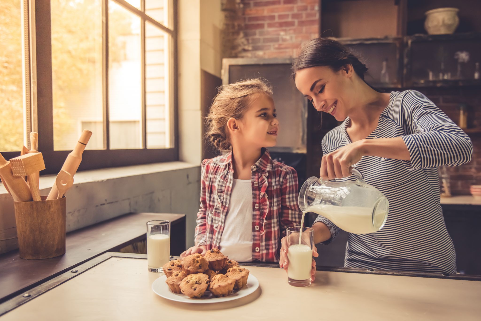 Mother breakfast for her. Завтрак для мамы. Фотосессия кухня молоко. Завтрак мама и дочка. Девушка наливает молоко.