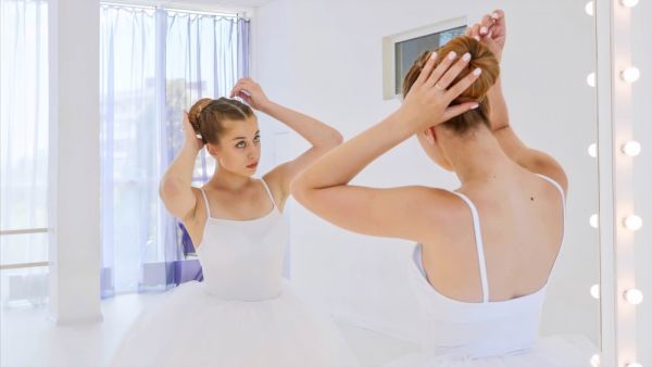 Ballerina bun: 3 εύκολα στιλ για να απογειώσετε το πιο ρομαντικό χτένισμα | imommy.gr