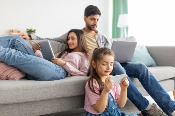 Ψηφιακή τεχνολογία: Πόσο επηρεάζει την καθημερινή επαφή γονιού και παιδιού; | imommy.gr