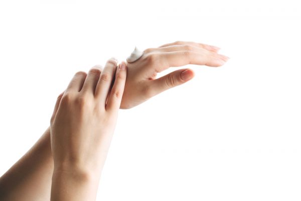 Χέρια που γερνούν πιο γρήγορα από το υπόλοιπο δέρμα; Αποφύγετε αυτές τις 3 συνήθειες | imommy.gr