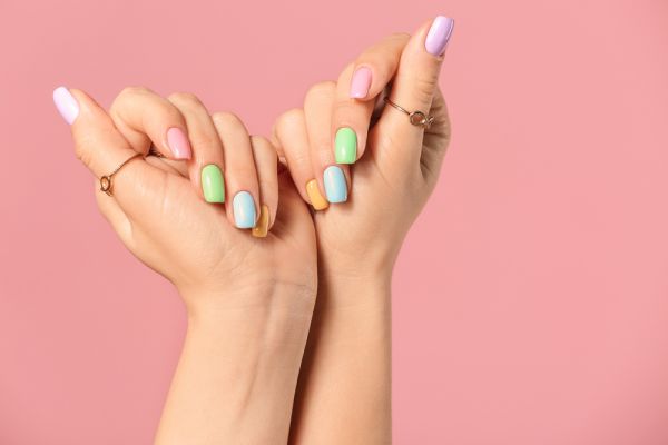 Jelly bean nails: Η νέα τάση στο μανικιούρ που θα κάνει τα νύχια σας να μοιάζουν με ζελεδάκια | imommy.gr