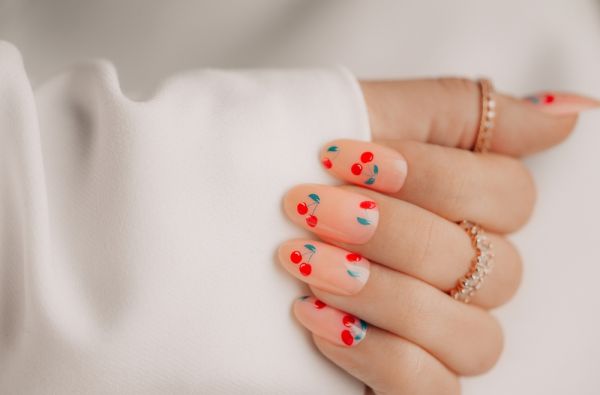 Fruity nails: Αυτή είναι η νέα τάση στο μανικιούρ με τις περισσότερες αναζητήσεις στο Pinterest | imommy.gr