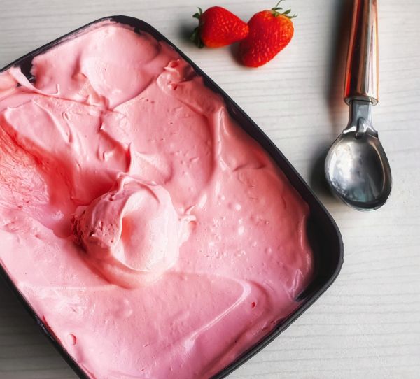 Σπιτικό υγιεινό παγωτό φράουλα | imommy.gr