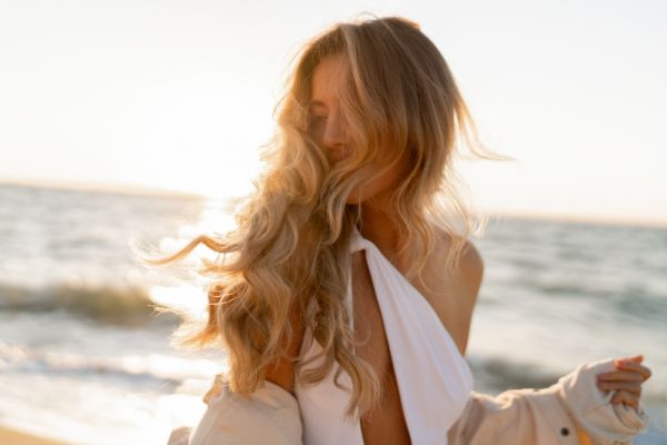 Οι celebrities λένε «ναι» στα σγουρά μαλλιά φέτος το καλοκαίρι και μας εμπνέουν! | imommy.gr
