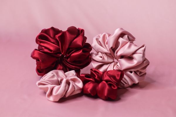 Μεταξωτά scrunchies: Γιατί είναι καλύτερα από όλα τα υπόλοιπα λαστιχάκια | imommy.gr