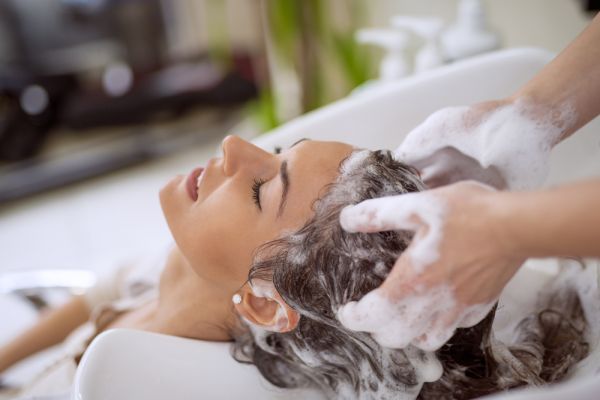 Double shampooing: Μάθετε τα πάντα για το «διπλό λούσιμο» | imommy.gr