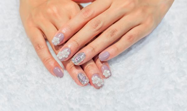 Silver Nail Trend: Το μανικιούρ – «κόσμημα» για τα νύχια σας | imommy.gr