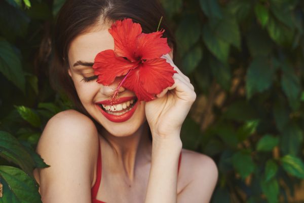 Hibiscus nails: Η τροπική τάση που πρέπει να δοκιμάσετε στα νύχια σας | imommy.gr