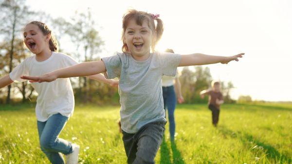 Τι είναι το «free-range parenting» και πώς ωφελεί το παιδί; | imommy.gr