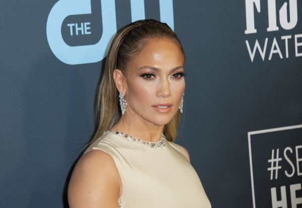 Jennifer Lopez: Υιοθέτησε το nail trend που είναι τέλειο για τη μετάβαση στο φθινόπωρο | imommy.gr