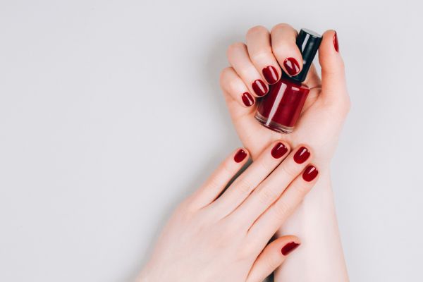 Black Cherry Nails: Το μανικιούρ που θα θέλετε να κάνετε όλο το φθινόπωρο | imommy.gr