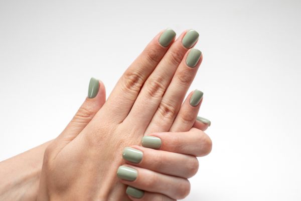 Dirty Martini Nails: Δοκιμάστε το… μεθυστικό nail trend | imommy.gr