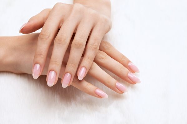 Rosewater nails: Η νέα τάση στο μανικιούρ είναι από τις πιο κομψές της σεζόν | imommy.gr