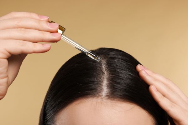 Scalp oiling: Γνωρίστε τα οφέλη του για τα μαλλιά και το τριχωτό | imommy.gr