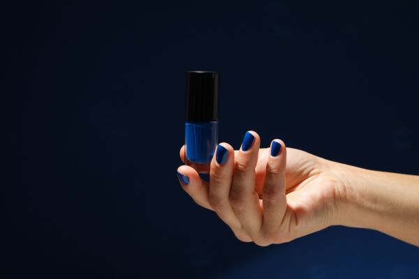 Navy Blue Nails: Το χρώμα νυχιών που θα βλέπετε παντού όλο το φθινόπωρο | imommy.gr