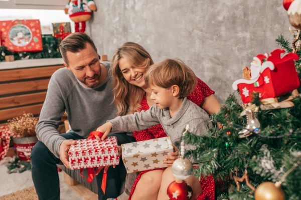 Πόσα δώρα να κάνουμε στο παιδί τα Χριστούγεννα;