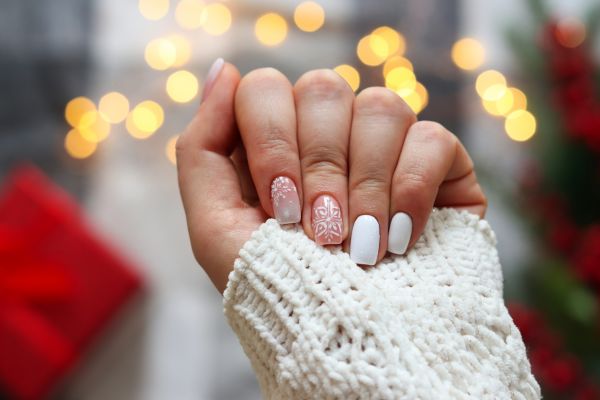 Χιονονιφάδες: Το viral nail design που είναι σούπερ για τη γιορτινή περίοδο | imommy.gr