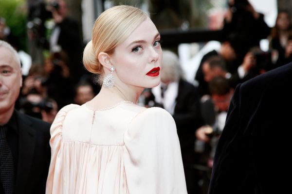 Elle Fanning: Τι είναι το blush blindness που δηλώνει ότι έχει; | imommy.gr