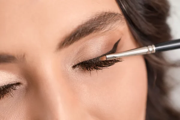 Winged eyeliner: Η τάση που κυριάρχησε στα British Fashion Awards 2024 | imommy.gr