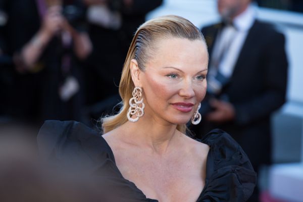 Pamela Anderson: Έκανε αφέλειες και είναι πιο κομψή από ποτέ | imommy.gr