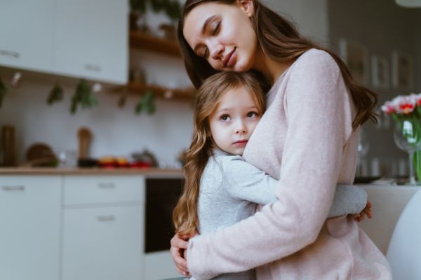 Gentle parenting: Είναι το «σωστό» στυλ για την ανατροφή των παιδιών μας;