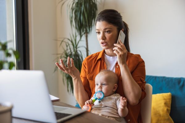 Smartphones: Τι είναι η «τεχνο-παρεμβολή» και πώς επηρεάζει το παιδί